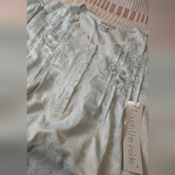 Miss Elaine medium long night gown blue roses - Picture 4 of 5